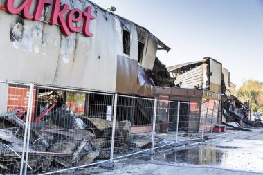 Duclair, Fransa - Ekim Circa, 2018: Carrefour piyasası hasar süpermarket kundaklama ateş yoğun kapı koruma ile yanan sonra bükülmüş metal yapı yanık enkaz ile sonra