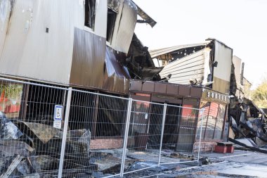 Duclair, Fransa - Ekim Circa, 2018: Carrefour piyasası hasar süpermarket kundaklama ateş yoğun kapı koruma ile yanan sonra bükülmüş metal yapı yanık enkaz ile sonra