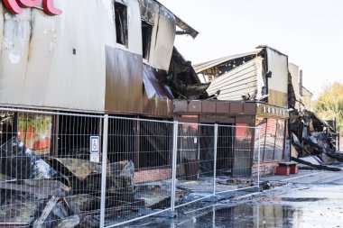 Duclair, Fransa - Ekim Circa, 2018: Carrefour piyasası hasar süpermarket kundaklama ateş yoğun kapı koruma ile yanan sonra bükülmüş metal yapı yanık enkaz ile sonra
