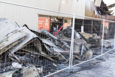 Duclair, Fransa - Ekim Circa, 2018: Carrefour piyasası hasar süpermarket kundaklama ateş yoğun kapı koruma ile yanan sonra bükülmüş metal yapı yanık enkaz ile sonra