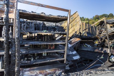 Duclair, Fransa - Ekim Circa, 2018: Carrefour piyasası hasar süpermarket kundaklama ateş can bira markası Leffe yanmış raflar yanık enkaz ile sonra