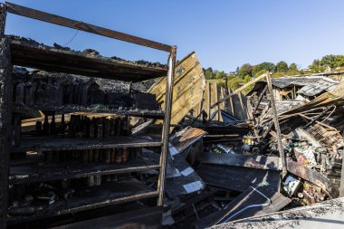 Duclair, Fransa - Ekim Circa, 2018: Carrefour piyasası hasar süpermarket kundaklama ateş can bira markası Leffe yanmış raflar yanık enkaz ile sonra