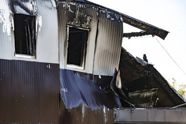 Hasarlı sanayi süpermarket kundaklama ateş yanık enkaz yoğun yanan ateş Afet sigortası için soruşturma için bekleyen kalıntıları sonra bükülmüş metal ahşap yapısı ile sonra. Doymuş zıt renkler dramatik atmosfer etkisi