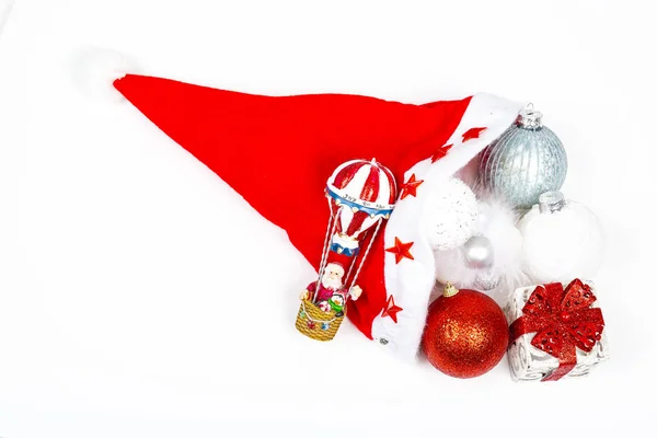 Шляпа Санта Клауса Рождественскими Подарками Шариками Украшения Белом Фоне — стоковое фото