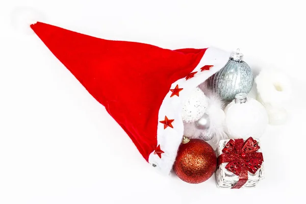 Шляпа Санта Клауса Рождественскими Подарками Шариками Украшения Белом Фоне — стоковое фото