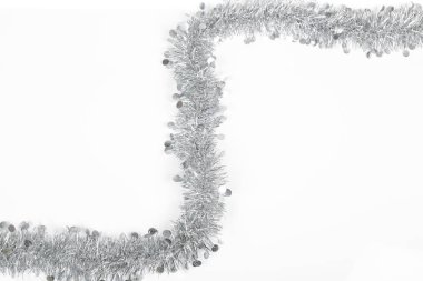 Beyaz arka plan üzerinde Noel gümüş gri garland fotoğraf.