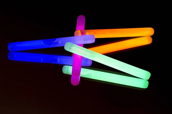 Colorato Fluorescente Luce Neon Bastone Bagliore Specchio Riflesso Sfondo Nero — Foto Stock