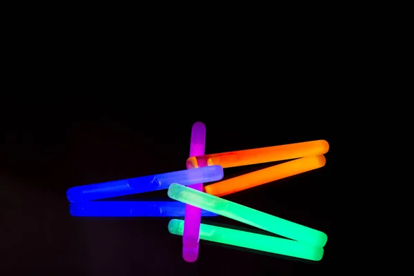 Colorful Fluorescent Light Neon Glow Stick Mirror Reflection Black Background — Stock Photo, Image