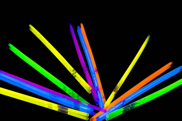 Färgglada Fluorescerande Ljus Neon Glow Stick Spegel Speglar Svart Bakgrund — Stockfoto