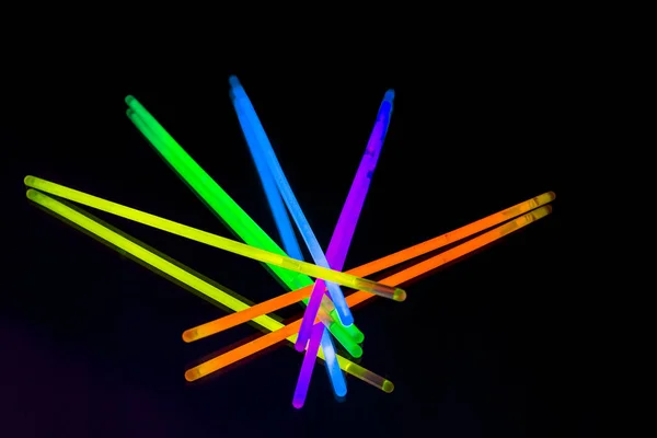 Kleurrijke Fluorescerende Licht Neon Gloed Stok Spiegel Reflectie Zwarte Achtergrond — Stockfoto