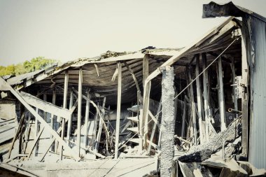 Hasarlı sanayi süpermarket kundaklama ateş yanık enkaz yoğun yanan ateş Afet sigortası için soruşturma için bekleyen kalıntıları sonra bükülmüş metal ahşap yapısı ile sonra. Doymuş zıt renkler dramatik atmosfer etkisi