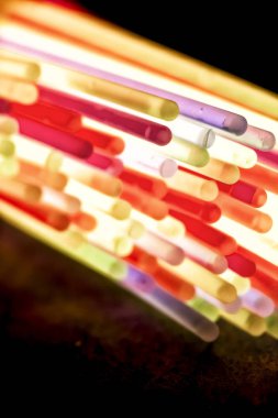 Siyah arka plan ayna yansıması ile çok renkli renkli renkli floresan Kimya ışık neon tüp çeşidi. Eğlenceli parti gece kavramı