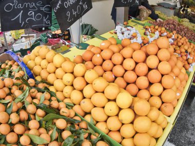 St vaast, Fransa - Aralık yaklaşık, 2018. Portakal Narenciye meyve ve tatlı olduğunu popüler ve kullanışlı vücut piyasada Satılık