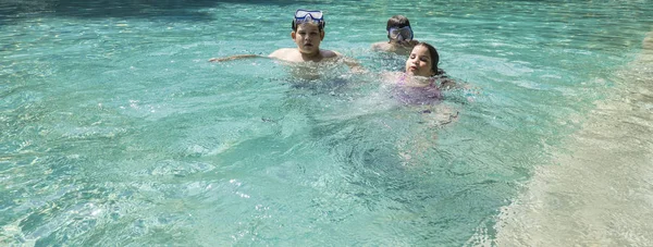 Familie Glücklich Bruder Und Schwester Teilen Komplizenschaft Schwimmbad Wasserpark Gemeinsam — Stockfoto