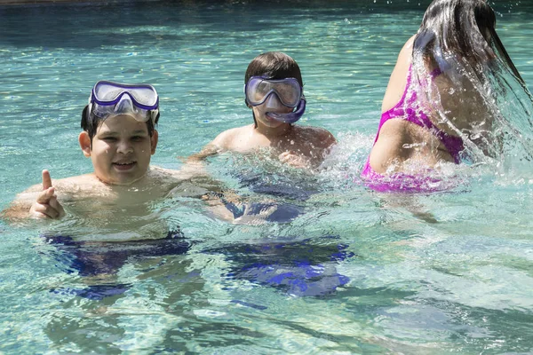 Familia Feliz Hermano Hermana Compartiendo Complicidad Piscina Parque Acuático Pasar — Foto de Stock