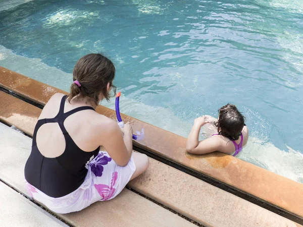 Família Mãe Filha Compartilhando Cumplicidade Sentado Fronteira Piscina Parque Aquático — Fotografia de Stock