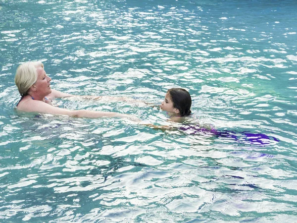 Glückliche Familienmutter Tochter Hat Spaß Schwimmbad Wasserpark Gemeinsam Sommerferien Und — Stockfoto