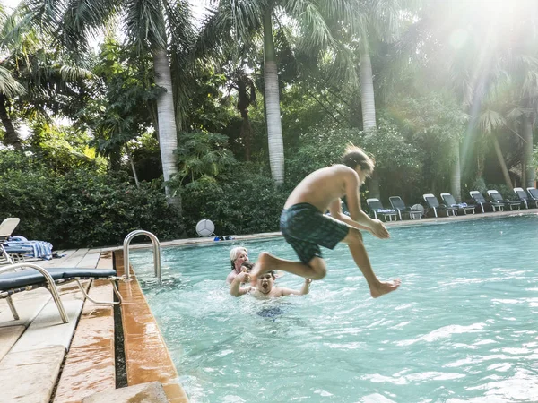 Dos Hermanos Adolescentes Felices Están Saltando Piscina Complejo Vacaciones Ligeras — Foto de Stock