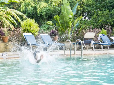 İki mutlu çocuk kardeş Resort yüzme havuza atlama vardır. Zaman birlikte suç komik tatil harcama yaz ışık tatili