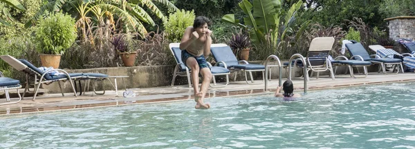Üç mutlu gençler kardeşler kardeş Resort yüzme havuza atlama. Zaman birlikte suç tatil harcama yaz ışık tatili