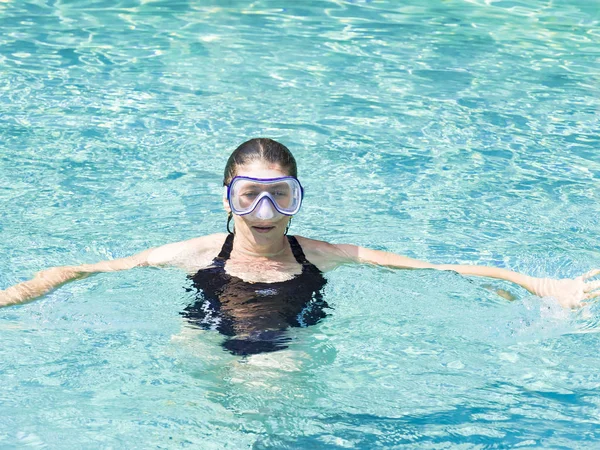 Família Mãe Caucasiana Mulher Usando Máscara Nadando Piscina Feliz Natal — Fotografia de Stock