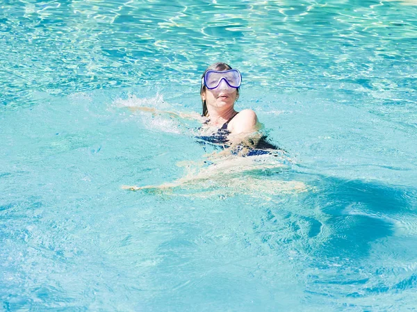 Madre Familia Mujer Caucásica Con Máscara Nadando Piscina Feliz Concepto — Foto de Stock