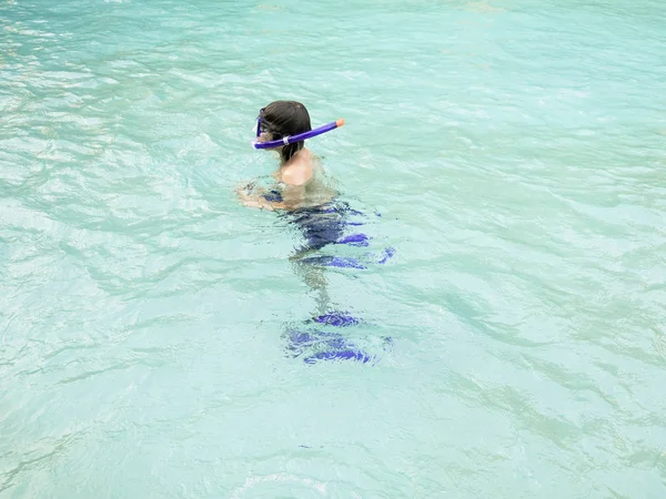 Teenager Junge Junge Schnorchler Schwimmen Einem Schönen Blauen Wasser Sommerferien — Stockfoto