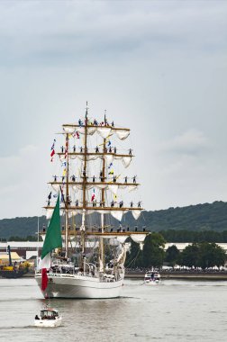 Rouen, Fransa - Temmuz yaklaşık, 2016. Rouen, tekneler galleon Armada sonu Seine Nehri üzerinde gemi. Donanma tekne deniz ulaşım. Fransa çok önemli Uluslararası Festivali sergi geçit töreni.
