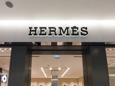 Paris, Fransa - Kasım 2018. Paris Charles de Gaulle Havaalanı'nda Hermes ön mağaza. Hermes 1837 yılında kurulmuş bir Fransız şirketi lüks marka, yüksek moda giyim ve aksesuar üretimi ve perakende uzmanlaşmıştır. Lvmh grubu