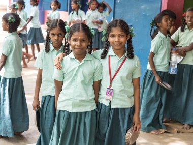 Puducherry, Hindistan - Aralık yaklaşık, 2018. Kimliği belirsiz en iyi çocuk kız arkadaş sınıf ile ayakta gülümseyen hükümet okul üniformalı omzuna elini. Dostluk zevk çok ırklı schoolchilds portresi.