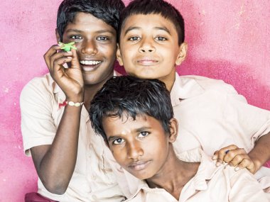 Puducherry, Hindistan - Aralık yaklaşık, 2018. Kimliği belirsiz en iyi çocuk çocuklar arkadaş sınıf arkadaşları ile ayakta gülümseyen hükümet okul üniformalı omzuna elini. Dostluk zevk çok ırklı schoolchilds portresi.