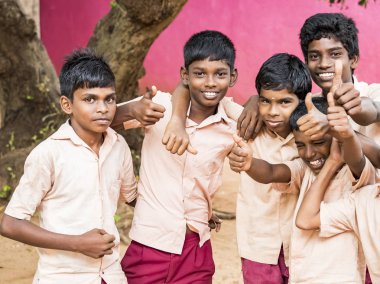 Puducherry, Hindistan - Aralık yaklaşık, 2018. Kimliği belirsiz mutlu en iyi çocuk erkek arkadaş sınıf arkadaşları hükümet okul üniformaları jest gösteren başparmak gülümseyerek. Dostluk duygu zevk okul Childs'ın portresi.