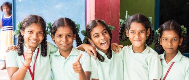Puducherry, Hindistan - Aralık yaklaşık, 2018. Kimliği belirsiz mutlu en iyi çocuk kız arkadaş sınıf arkadaşları hükümet okul üniformaları jest gösteren başparmak gülümseyerek. Dostluk duygu zevk okul Childs'ın portresi.