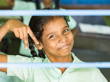 Puducherry, Hindistan - Aralık yaklaşık, 2018. Kimliği belirsiz mutlu komik çocuk arkadaş sınıf gülmek gülümseyen hükümet okul üniformalı zafer barış işareti jest yapıyor. Dostluk duygu zevk okul çocuk portresi.