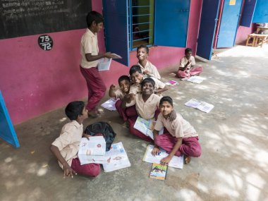 Puducherry, Hindistan - Aralık yaklaşık, 2018. Kimliği belirsiz mutlu komik çocuk arkadaş sınıf gülmek gülümseyen hükümet okul üniformalı zafer barış işareti jest yapıyor. Dostluk duygu zevk okul çocuk portresi.