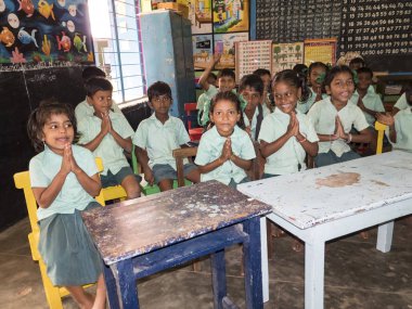 Puducherry, Hindistan - Aralık yaklaşık, 2018. Kimliği belirsiz mutlu en iyi çocuk kız arkadaş sınıf arkadaşları hükümet okul sınıf üniformaları gülümseyerek el ortak ile dua, Tanrıya şükür. Dostluk duygu zevk okul Childs'ın portresi.
