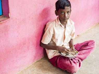 Puducherry, Hindistan - Aralık yaklaşık, 2018. Üzgün anksiyete ile üniforma ile governement okulda tanımlanamayan çocuk genç çocuk portresi ifade terk edilmiş. Yoksulluk yalnızlık duygu kavramı.