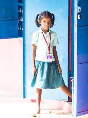 Puducherry, Hindistan - Aralık yaklaşık, 2018. Kimliği belirsiz çocuk genç kız üzgün anksiyete ile üniforma ile governement okulda portresi ifade terk edilmiş. Yoksulluk yalnızlık duygu kavramı.