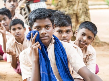 Puducherry, Hindistan - Aralık yaklaşık, 2018. Kimliği belirsiz grup çocuk arkadaş sınıf katta oturan hükümet okul üniformalı.