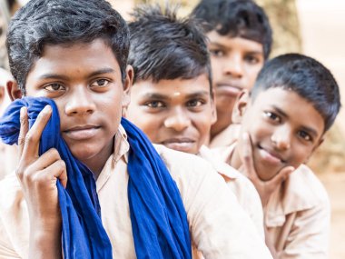 Puducherry, Hindistan - Aralık yaklaşık, 2018. Kimliği belirsiz grubu en iyi çocuk çocuklar arkadaş sınıf hükümet okul üniformaları gülümseyen okulda, gülüyor kameraya bakıyor. Dostluk zevk çok etnik okul çocukları portresi.