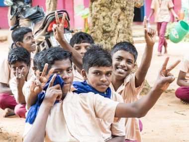 Puducherry, Hindistan - Aralık yaklaşık, 2018. Kimliği belirsiz grubu en iyi çocuk çocuklar arkadaş sınıf hükümet okul üniformaları gülümseyen okulda, gülüyor thum jest kadar gösterilen. Dostluk zevk çok etnik okul çocukları portresi.