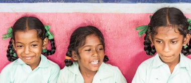 Puducherry, Hindistan - Aralık yaklaşık, 2018. Tanımlanamayan grubu en iyi çocuk kız arkadaş sınıf hükümet okul üniformaları gülümseyen okulda gülüyor. Okul çocukları dostluk zevk portresi.