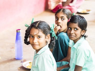 Puducherry, Hindistan - Aralık yaklaşık, 2018. Tanımlanamayan grubu en iyi çocuk kız arkadaş sınıf hükümet okul üniformaları gülümseyen okulda gülüyor. Okul çocukları dostluk zevk portresi.