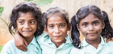 Puducherry, Hindistan - Aralık yaklaşık, 2018. Kimliği belirsiz en iyi çocuk kız arkadaş sınıf hükümet okul üniformaları gülümseyen gülen ayakta omuz üzerinde el ile. Dostluk zevk çok ırklı schoolchilds portresi.