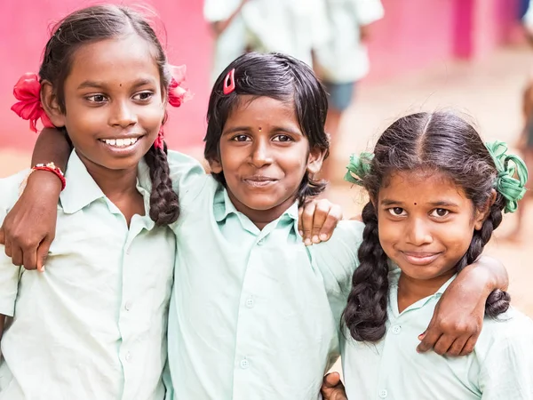 Puducherry, Hindistan - Aralık yaklaşık, 2018. Kimliği belirsiz en iyi çocuk kız arkadaş sınıf hükümet okul üniformaları gülümseyen gülen ayakta omuz üzerinde el ile. Dostluk zevk çok ırklı schoolchilds portresi.