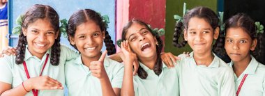 Puducherry, Hindistan - Aralık yaklaşık, 2018. Kimliği belirsiz en iyi çocuk kız arkadaş sınıf hükümet okul üniformaları gülümseyen gülen ayakta omuz üzerinde el ile. Dostluk zevk çok ırklı schoolchilds portresi.