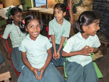 Puducherry, Hindistan - Aralık yaklaşık, 2018. Kimliği belirsiz en iyi çocuk kızlar ve erkekler için arkadaş sınıf arkadaşları hükümet okul üniformaları okulda sınıfta gülümseyen gülüyor. Okul çocukları dostluk zevk portresi.