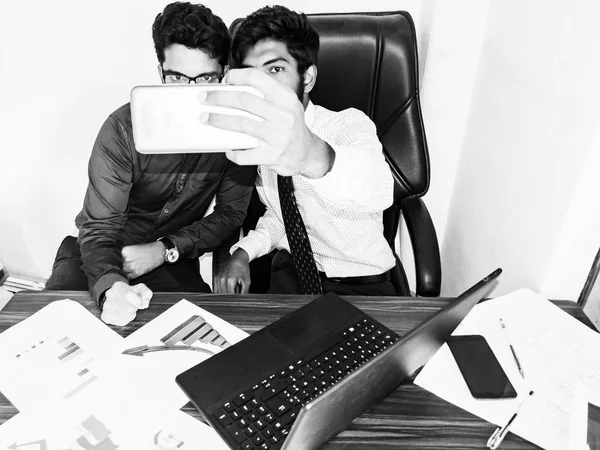 Dos Adultos Jóvenes Indios Tomando Selfies Oficina Con Laptop Gráficos —  Fotos de Stock