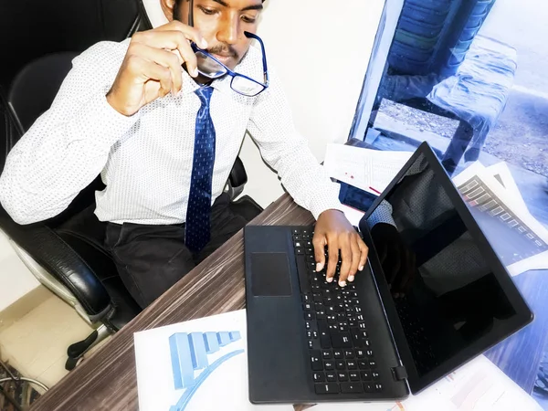 Jovem Belo Indiano Adulto Trabalhando Escritório Com Espetáculos Mão Laptop — Fotografia de Stock