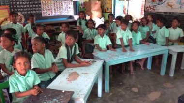 Mutlu çocuk arkadaş kızlar sınıf kitap okul sınıf kapalı oturan ile eğitim gülümseyen grubudur. Dostluk zevk ve ifade konsantre okul çocukları.